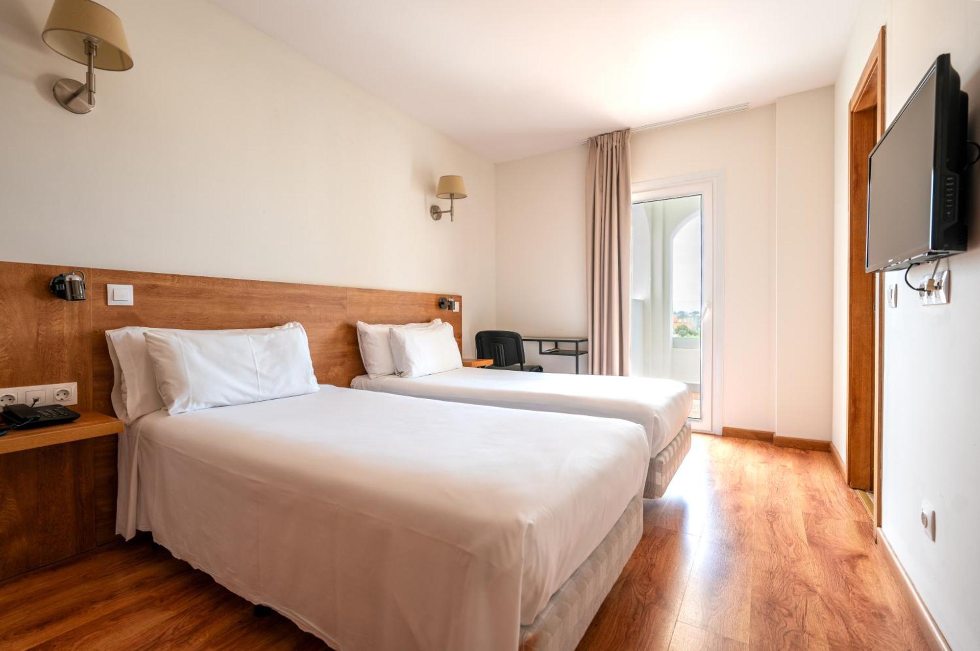 Hotel Nura & 4*