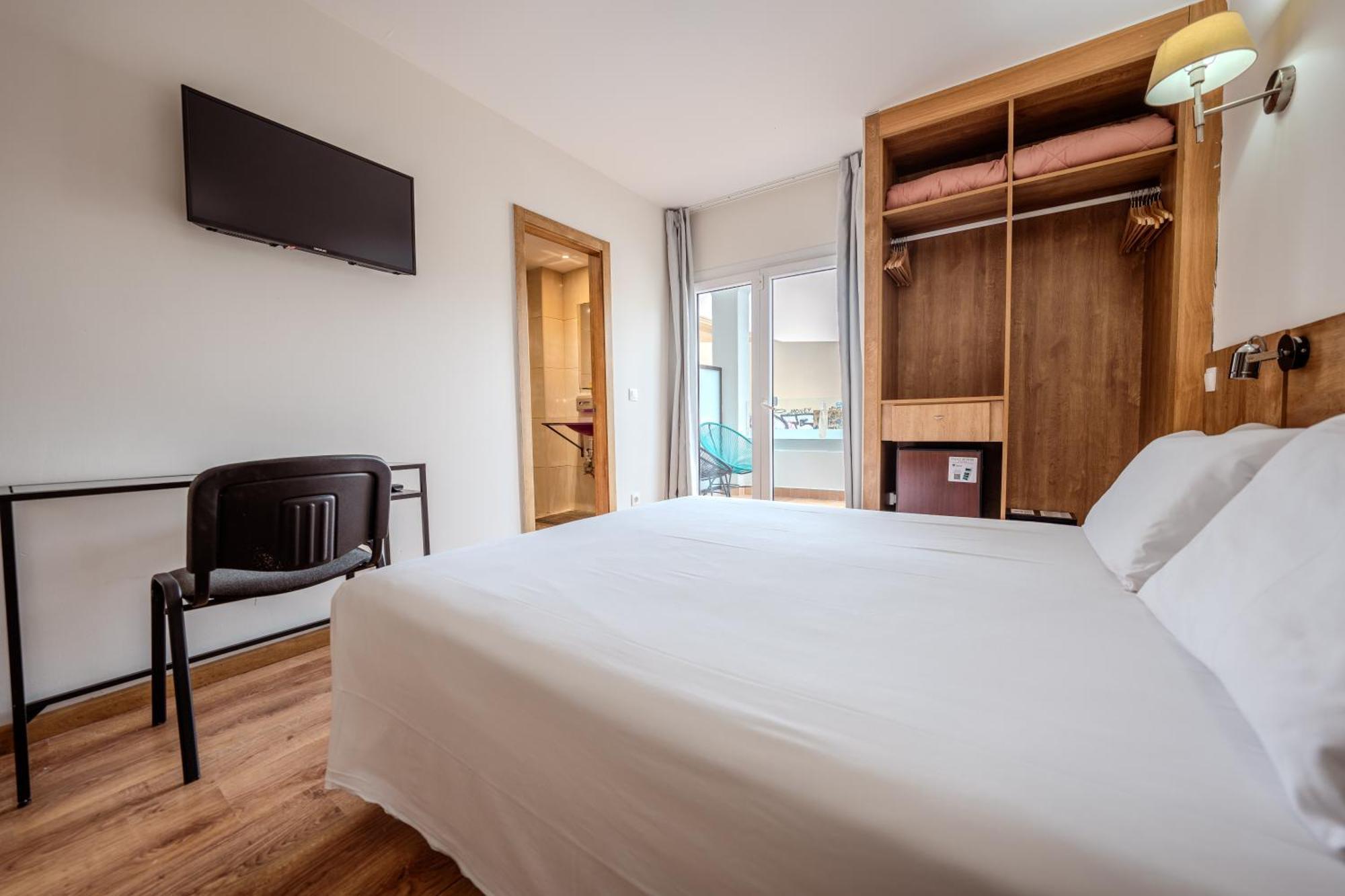 Hotel Nura & 4*