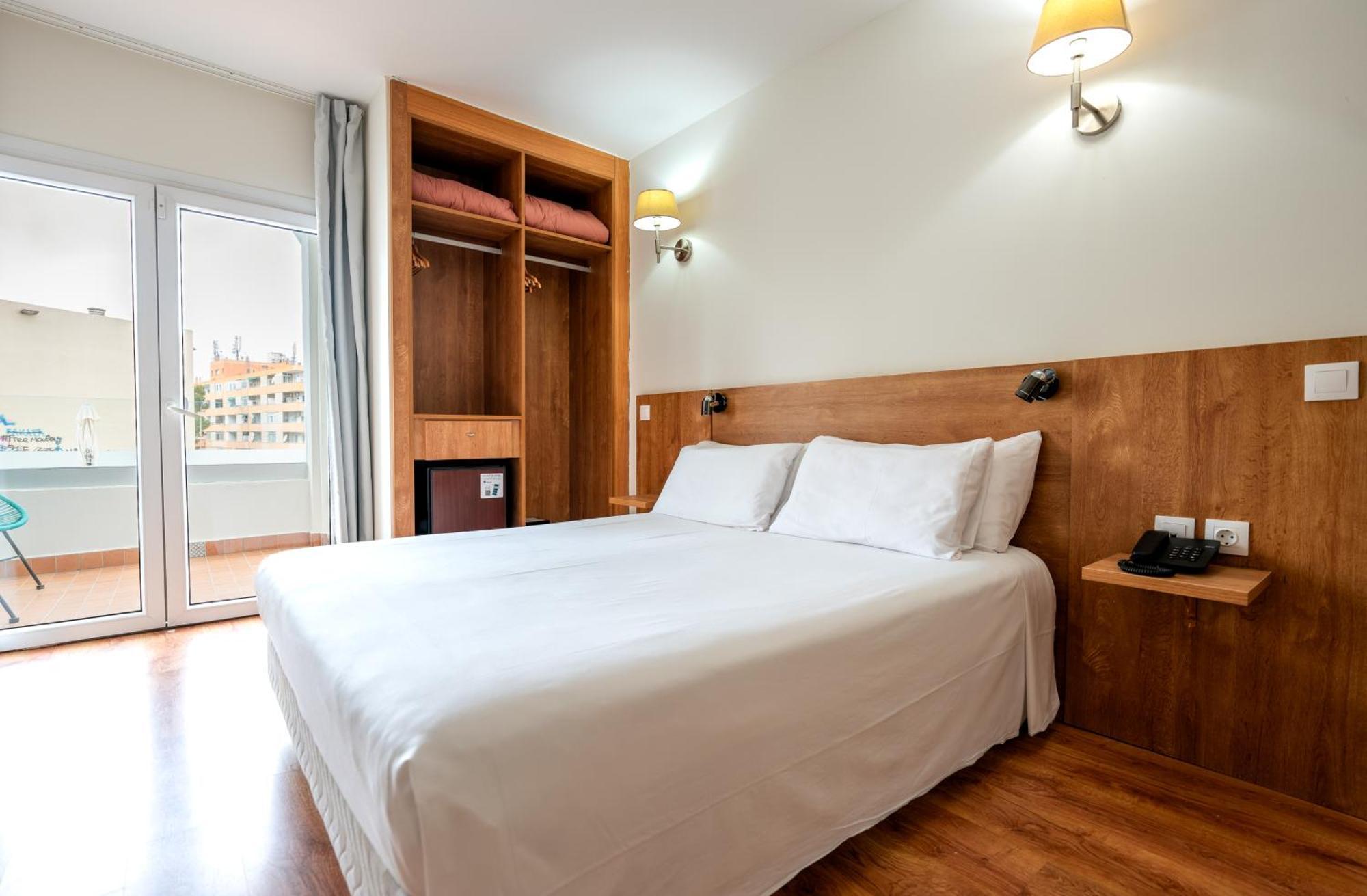 Hotel Nura & 4*